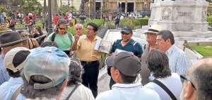 Juan Ullauri (gafas y camiseta azul) convoc&oacute; a seguidores de su p&aacute;gina para compartir historias de Guayaquil. David Guerrero / El Tel&eacute;grafo