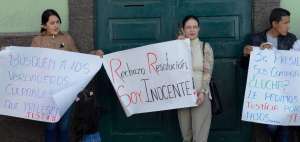 Los padres de familia de los alumnos reubicados no aceptan la decisi&oacute;n de la Junta distrital.
