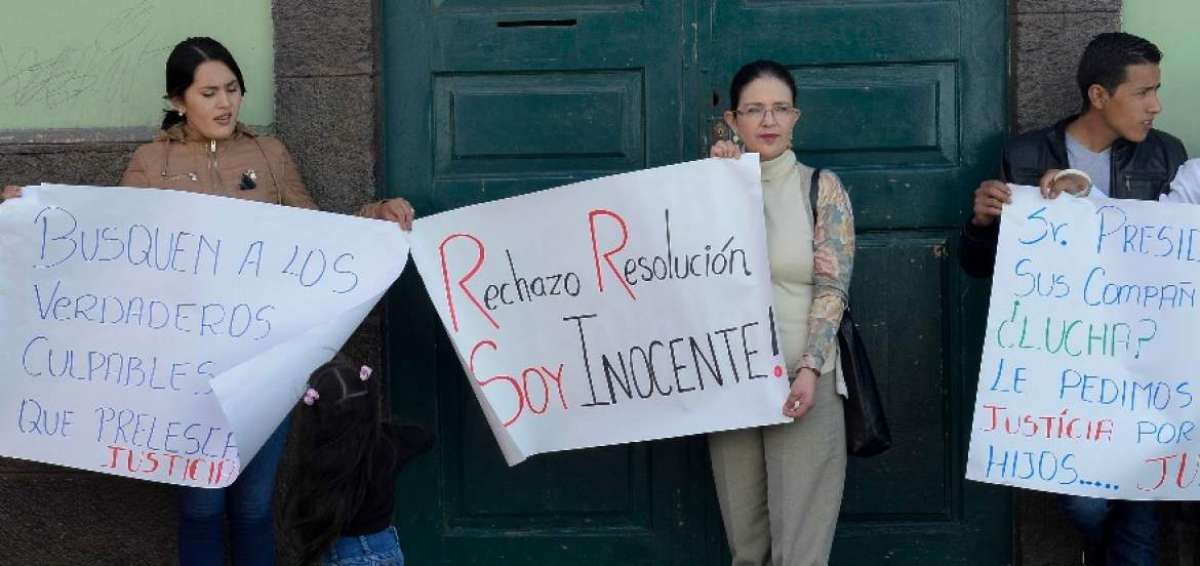 Los padres de familia de los alumnos reubicados no aceptan la decisi&oacute;n de la Junta distrital.