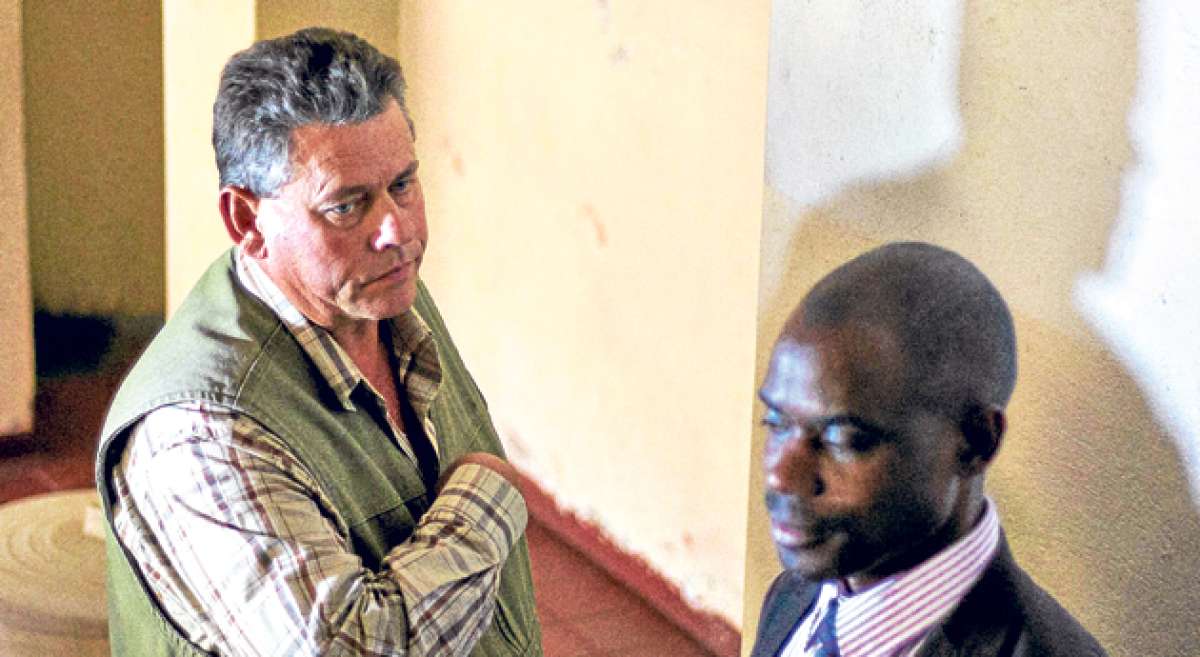 Theo Bronjorst, organizador de las cazas en Zimbabue, y Honest Tyrone Ndlovu, comparecieron ante el juez por la muerte del le&oacute;n Cecil. Foto: AFP