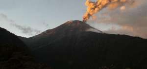 Volc&aacute;n El Reventador se mantiene en 'actividad eruptiva alta'