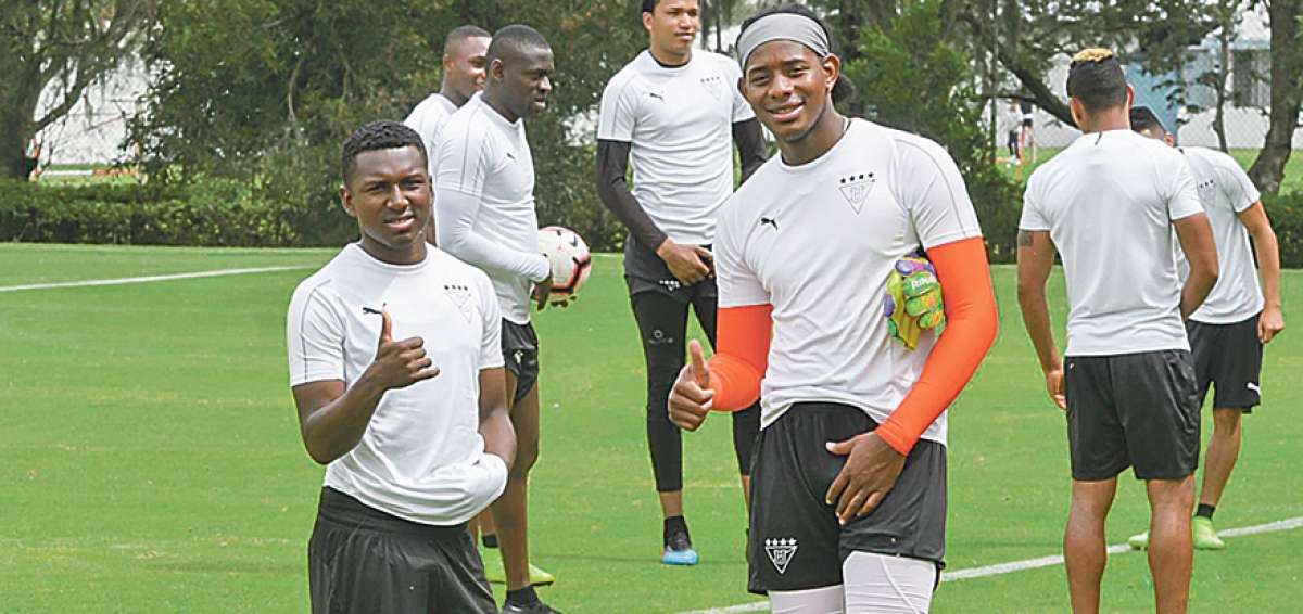 El volante Jos&eacute; Luis Cazares (izq.) y el arquero Erick Viveros (der.) durante un entrenamiento de Liga de Quito en el complejo de Pomasqui.