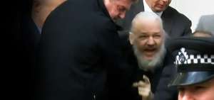 Assange vio hoy terminado su asilo despu&eacute;s de casi siete a&ntilde;os en la embajada ecuatoriana en Londres y fue entregado a la Polic&iacute;a brit&aacute;nica.