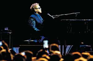 Elton John, el &lsquo;hombre cohete&rsquo; que no deja de brillar