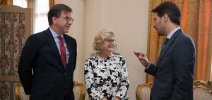 El embajador de EE.UU., Todd Chapman; la secretaria, Michele Thoren Bond, y el canciller Guillaume Long.