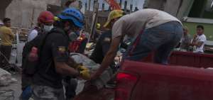 Cuba env&iacute;a brigada m&eacute;dica especializada a Ecuador