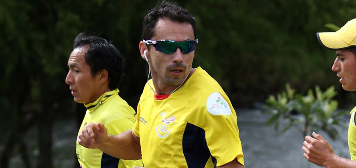 Byron Piedra (centro) tiene pendiente a&uacute;n batir los r&eacute;cords nacionales de marat&oacute;n y medio marat&oacute;n.