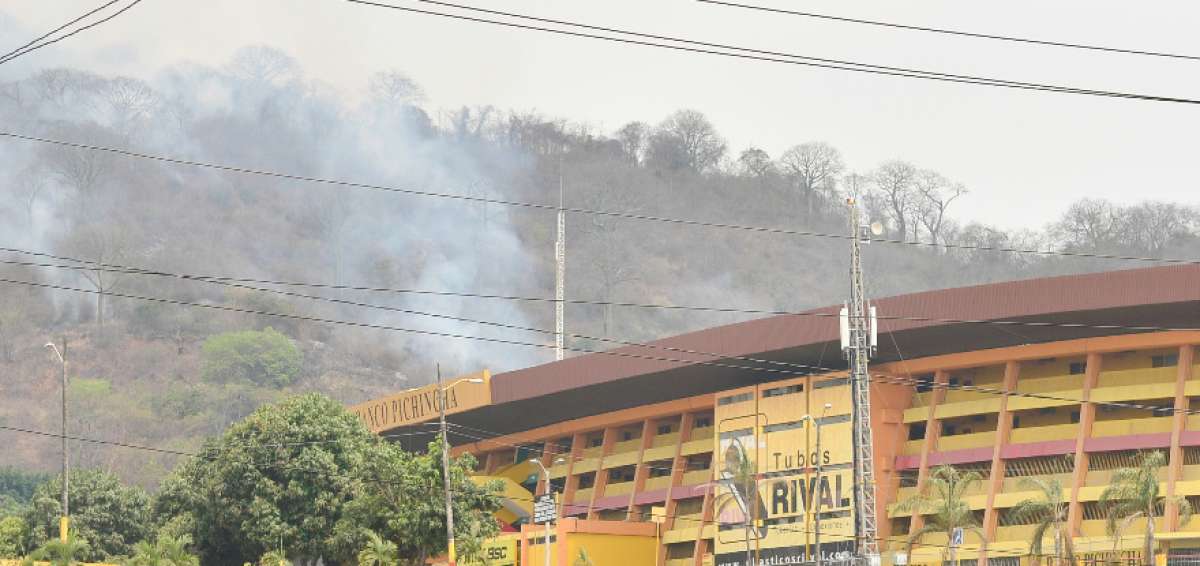 El fuego comenz&oacute; en la parte posterior del estadio Monumental. 