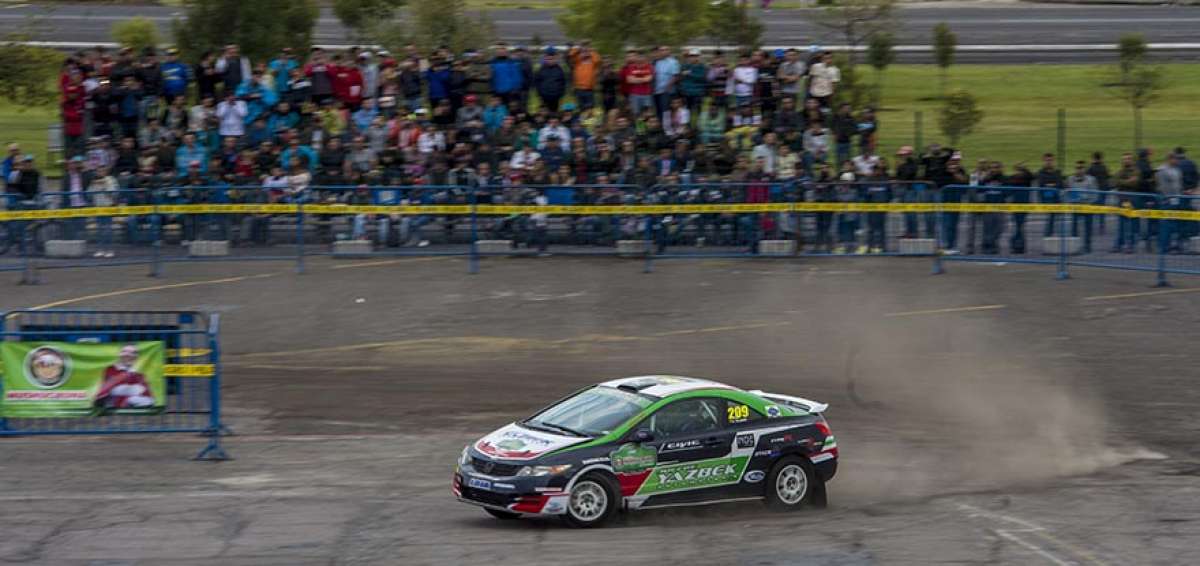 Momento en que los aficionados presencian el Super Prime en la pista de 3,4 km, habilitada en el Parque Bicentenario, al norte de Quito.