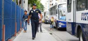 Los polic&iacute;as metropolitanos ahora est&aacute;n a lo largo del Malec&oacute;n 2000 para &ldquo;ahuyentar&rdquo; a los ambulantes.