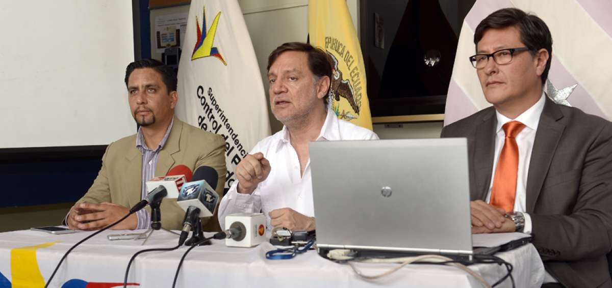 El superintendente Pedro P&aacute;ez (centro) indic&oacute; que la entidad fortalece su control a favor de la ciudadan&iacute;a.