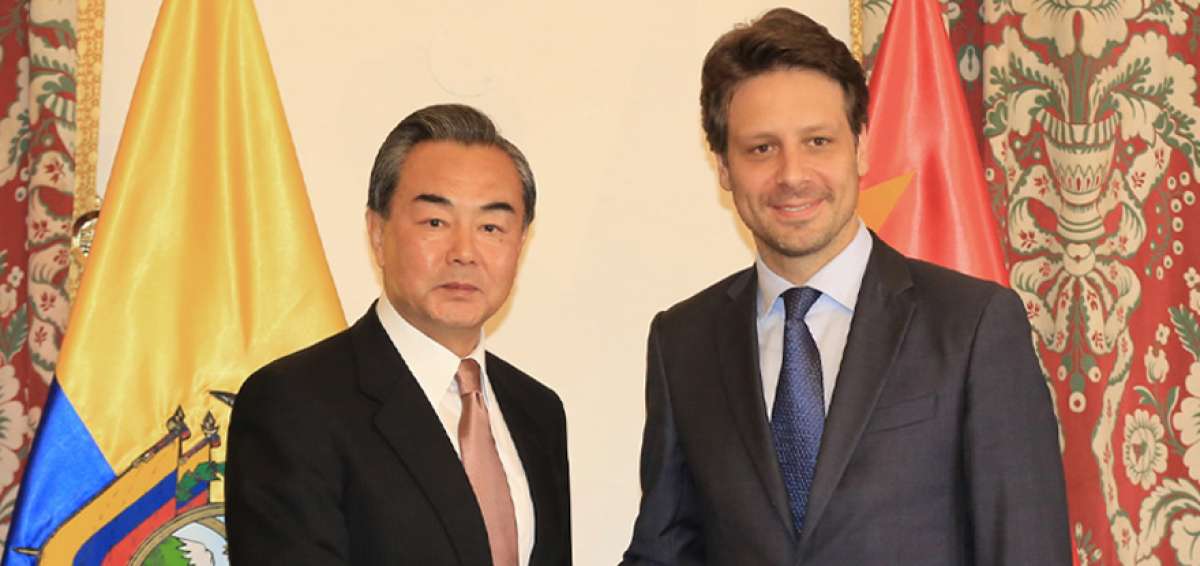 W&aacute;ng Yi (izq.), canciller de la Rep&uacute;blica Popular de China, con su hom&oacute;logo ecuatoriano, Guillaume Long.