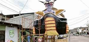 La fabricaci&oacute;n de los monigotes de enormes proporciones es una pr&aacute;ctica tradicional en los sectores del suburbio oeste.