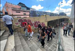 Profesionales de arquitectura recorrieron la avenida Pichincha, en el centro de Quito.