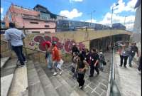 Profesionales de arquitectura recorrieron la avenida Pichincha, en el centro de Quito.