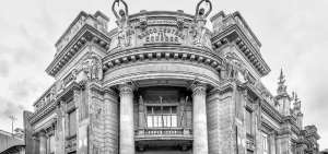 La fachada del edificio que ocupa el Museo Numism&aacute;tico es de hormig&oacute;n, imitaci&oacute;n de piedra, construido en 1927. 