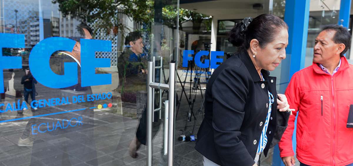 La viuda del general Jorge Gabela, Patricia Ochoa, comparece en la Fiscal&iacute;a General por las investigaciones sobre la muerte de su esposo.