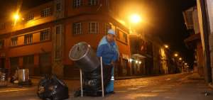 En Cuenca se recolectan 450 toneladas diarias de basura. Los trabajadores realizan sus labores desde las 04:00 y finalizan bordeando la medianoche.