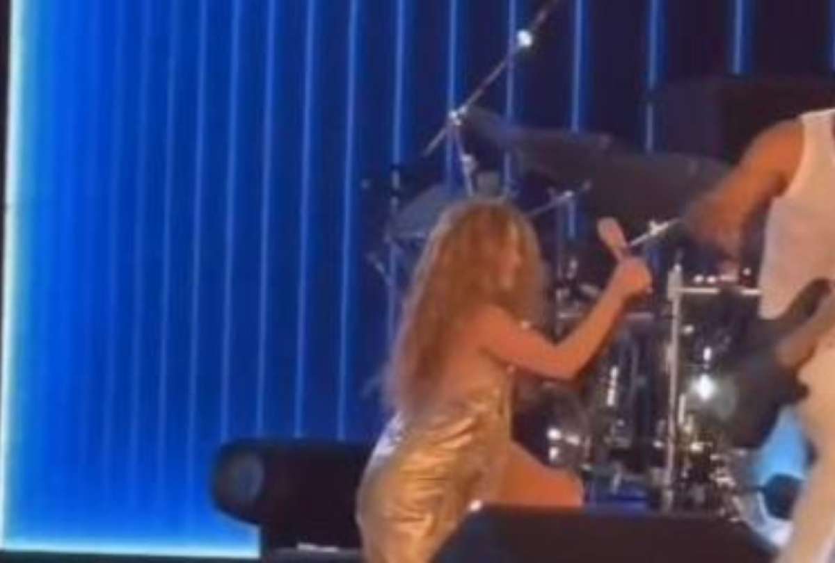 Ca&iacute;da de Shakira en concierto inaugural en El Salvador se vuelve viral