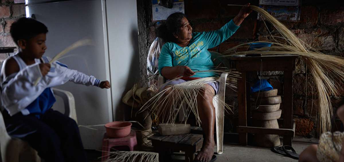 Alejandrina Delgado es una de las mujeres de esta comunidad montecristense que teje art&iacute;culos en paja toquilla. Al d&iacute;a hace una docena.  