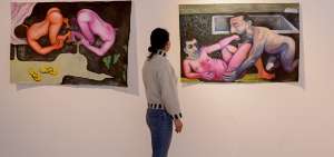 En la muestra hay tres n&uacute;cleos en los que el autor mira sus relaciones y las personas con las que se deconstruye.