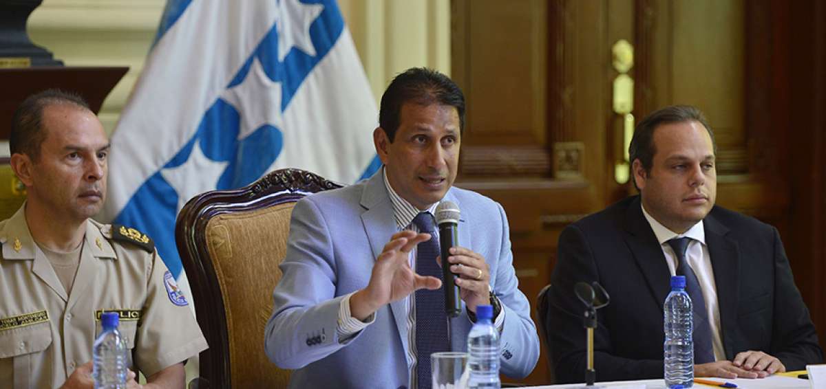 El Gobernador de Guayas (c) y el titular de la ATM (d) participaron ayer en una reuni&oacute;n con jefes policiales.
