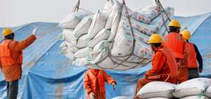 Operarios transportan bolsas de habas de soja en un puerto en Nantong (China).
