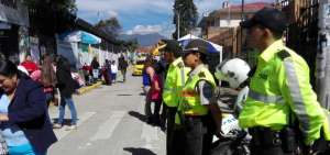 Los agentes de Polic&iacute;a resguardan los recintos, mientras controlan que no se atente contra la Ley Seca.