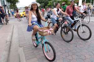 Faldas y vestidos destacaron en  los atuendos de las mujeres que usaban sus &lsquo;bicis&rsquo;. 