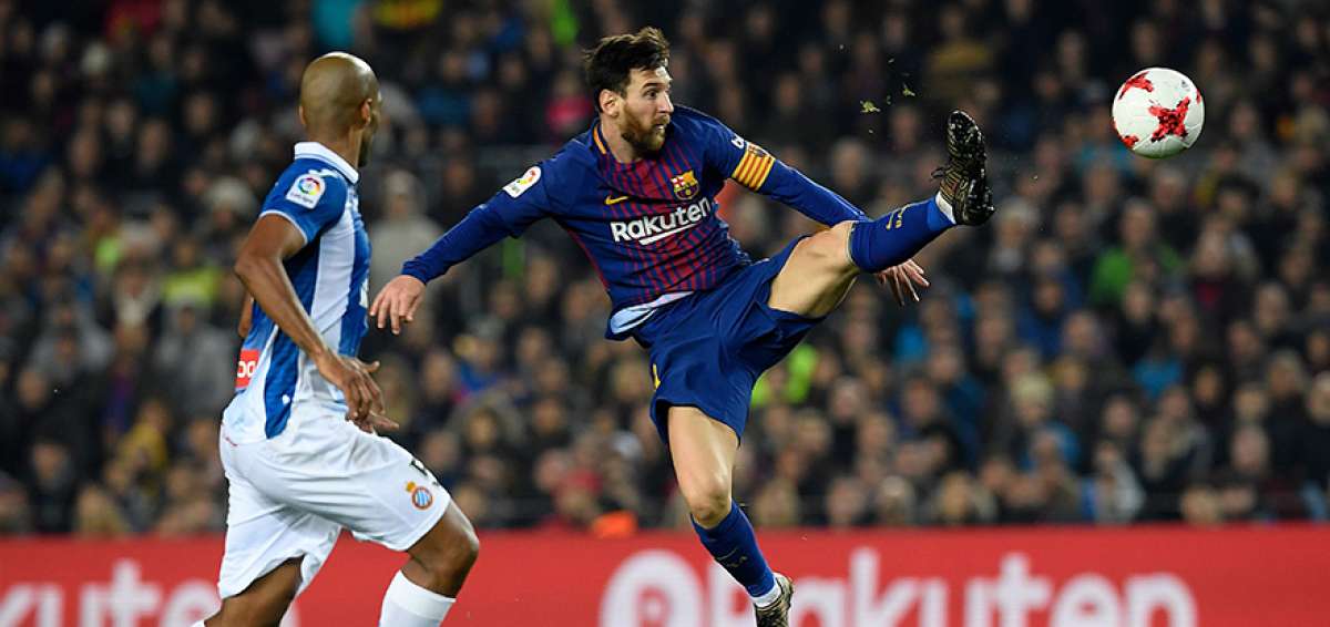 El argentino Lionel Messi (der.) marc&oacute; el segundo gol en el triunfo del FC Barcelona el jueves pasado ante el Espanyol.