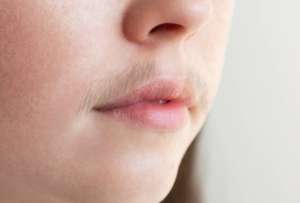 Una nueva tendencia revoluciona las redes sociales: el bigote femenino.