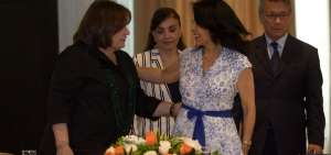 Cynthia de Nebot y Roc&iacute;o de Moreno durante la reuni&oacute;n que se realiz&oacute; ayer en el Hotel Oro Verde de Guayaquil. 