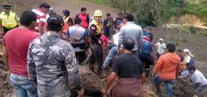 El rescate se complic&oacute; en Chunchi debido a que el lodo no paraba de deslizarse. A las 14:44 los trabajos fueron suspendidos porque la lluvia se intensific&oacute;. Los voluntarios creen que hay m&aacute;s cuerpos atrapados.