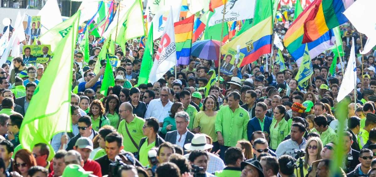 Militancia de PAIS acompa&ntilde;&oacute; a inscripci&oacute;n del binomio Moreno-Glas ante el CNE