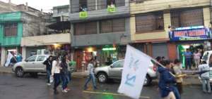 Lasso estuvo en Carapungo y banderas de PAIS flamearon desde las casas