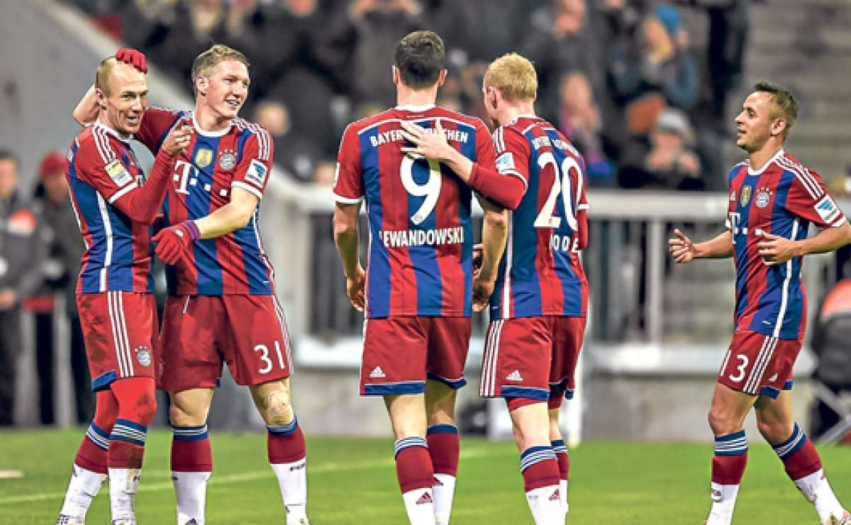  Arjen Robben (izq.) y Bastian Schweinteiger (31) celebran el tercer gol del partido. Lewandowski y Sebastian Rode se unen al festejo. Foto: AFP