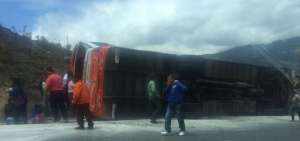 Accidente en San Pedro de Pelileo dej&oacute; 22 personas heridas y una menor fallecida