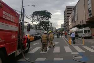 Tres ambulancias brindaron asistencia a los alumnos por problemas respiratorios.