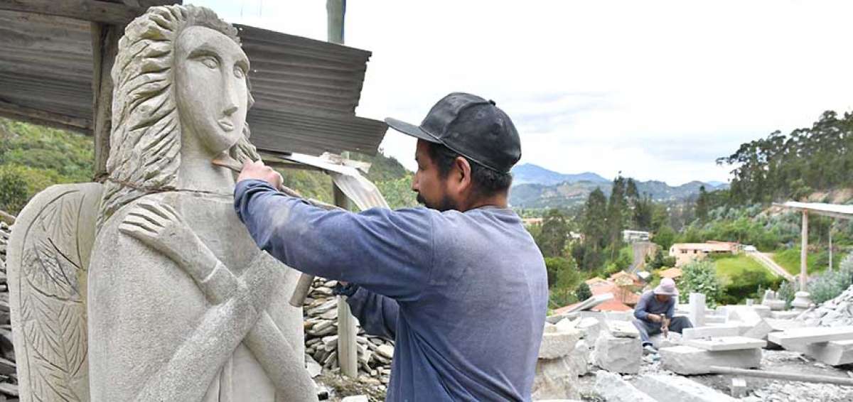 Golpe a golpe se moldea la piedra en Rumihurco