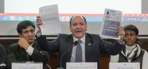 En rueda de prensa, el fiscal general mostr&oacute; documentos y explic&oacute; lo que llam&oacute; un "ataque" forjado en su contra y la instituci&oacute;n que dirige.