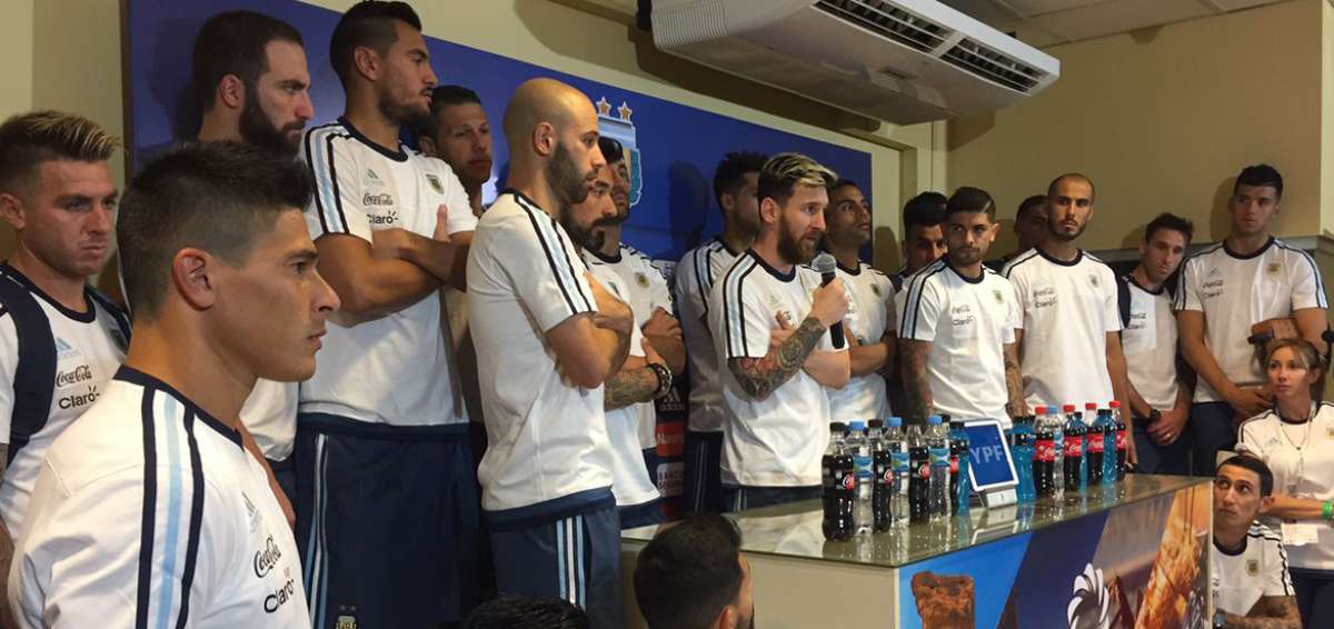 Messi anuncia que los jugadores de Argentina no hablar&aacute;n m&aacute;s con la prensa por acusaci&oacute;n contra Lavezzi