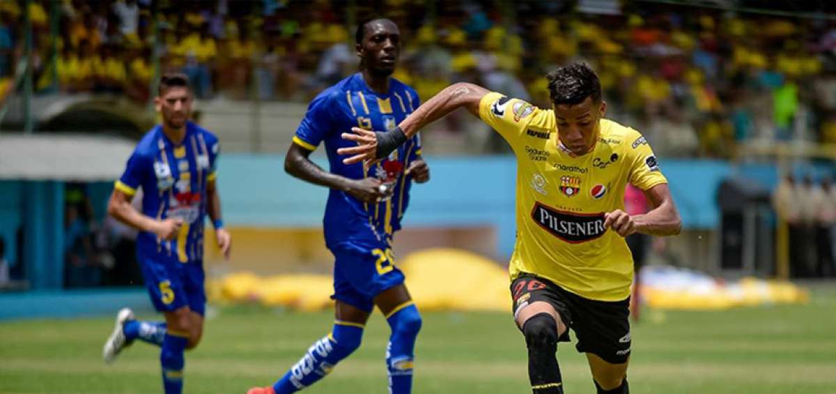 Castillo (camiseta de color amarillo) fue convocado para la pretemporada en Uruguay y viaj&oacute; con Barcelona.