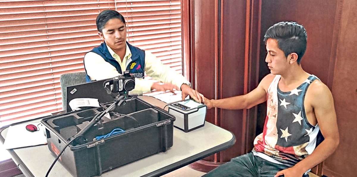 Un funcionario del Registro Civil le toma las huellas dactilares al juvenil Denilson Mar&iacute;n, de Dep. Cuenca. Foto: Bryan Hidalgo para El Tel&eacute;grafo 
