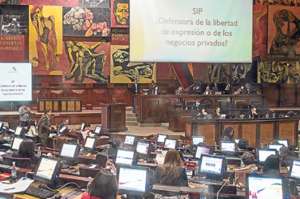 Los asamble&iacute;stas analizan el proyecto de resoluci&oacute;n sobre la SIP que present&oacute; ayer la presidenta del legislativo, Gabriela Rivadeneira, en la sesi&oacute;n del pleno. Foto: Santiago Aguirre / El Tel&eacute;grafo