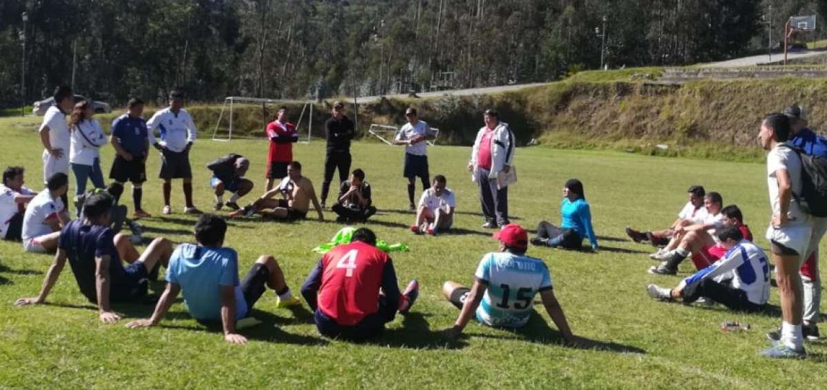 Los jugadores de la preselecci&oacute;n de f&uacute;tbol del Colegio de Abogados de Pichincha reciben instrucciones.