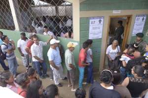 Largas colas se formaron en los recintos electorales. En los exteriores, la Polic&iacute;a se encargaba del orden mientras que en el interior lo hac&iacute;an los militares. Karly Torres / El Tel&eacute;grafo