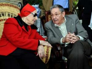 Alicia Alonso y el comandante Ra&uacute;l Castro. Foto Prensa Latina