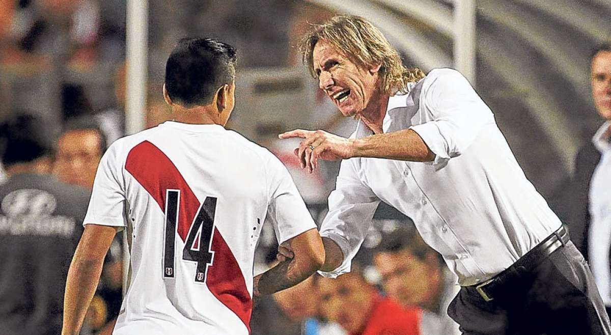 El argentino Ricardo Gareca le da instrucciones al delantero Ra&uacute;l Ruidiaz, durante el partido que jug&oacute; Per&uacute; contra Venezuela en Miami.  