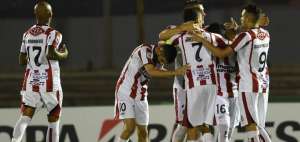 Nacional, a octavos de la Libertadores al empatar 2-2 con River