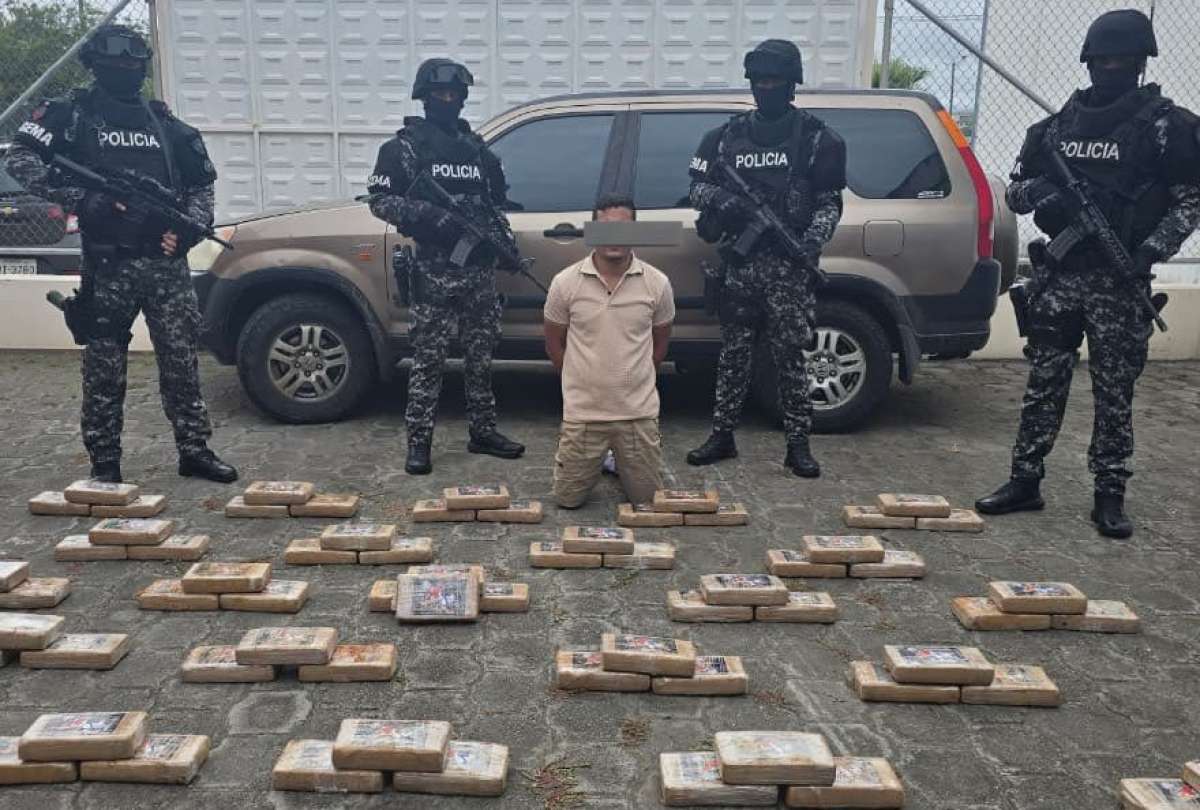 La Policía halló 70 kilos de cocaína ocultos en el techo del vehículo.